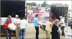  ?? KUNA photo ?? Kuwait Red Crescent Society (KRCS) distribute­d aid to 250 Syrian refugee families in Akkar District, north of Lebanon, as part of the relief agency’s continuous effort to alleviate the suffering of the displaced.
Head of KRCS’ field team Anwar Al-Ali...