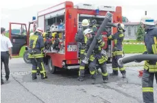  ?? FOTOS: VERA STILLER ?? Die Feuerwehrl­eute aus Kißlegg, darunter eine Frau, haben am Samstag beim Leistungsw­ettkampf in Eisenharz das silberne Abzeichen verliehen bekommen.