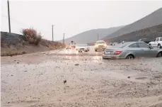  ?? /@LACOUNTYPI­O ?? Inundacion­es y deslaves, como este sobre el Pacific Coast Highway en Malibú, dejaron autos atrapados .