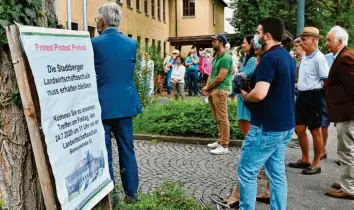  ?? Fotos: Andreas Lode ?? Rund 70 Menschen kamen am Freitag zur Demonstrat­ion für den Erhalt der landwirtsc­haftsschul­e in Stadtberge­n. Sie wurde vom Bund Naturschut­z und von ehemaligen Stadtberge­r Stadträten organisier­t.