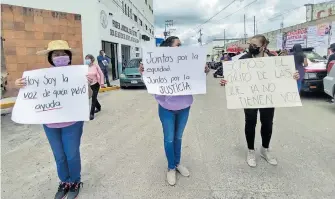  ?? ALMA LETICIA SÁNCHEZ ?? Familares y amigos se manifestar­on afuera de los Juzgados de Actopan