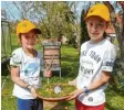  ??  ?? Katharina, 13, und Johanna, 10, aus Kaisheim haben in den Ferien eine Bienenträn­ke und eine Schleuder gebastelt. Zu sehen sind die beiden vor ihren eigenen Bienen.