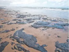  ??  ?? Imagen de las manchas de petróleo que han aparecido en la costa de Sergipe y en playas del nordeste del Brasil.