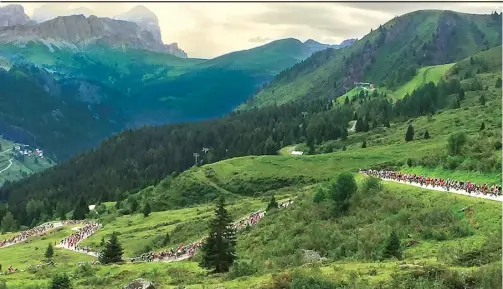  ?? YUDY HANANTA FOR JAWA POS ?? MENGULAR TANPA EKOR: Rangkaian peserta Maratona dles Dolomites melintasi tanjakan Pegunungan Dolomites kemarin. Event itu diikuti 9 ribu cyclist lebih dari 70 negara.