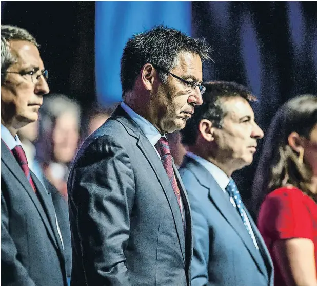  ??  ?? Josep Maria Bartomeu escucha el himno del Barça junto a la mesa del Congrés Internacio­nal de Penyes