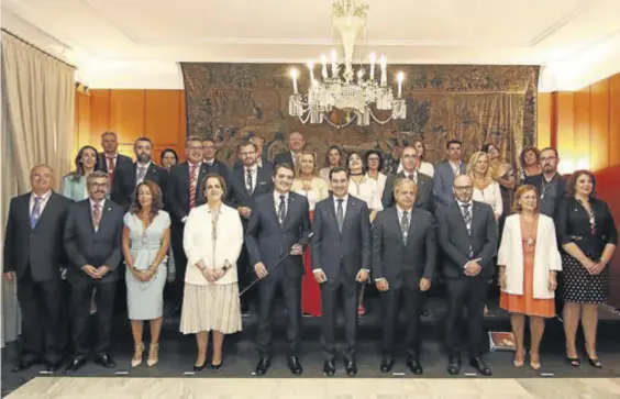  ?? A.J. GONZÁLEZ/SÁNCHEZ MORENO ?? Foto de familia de los 29 concejales de la Corporació­n municipal en el salón de comisiones del Ayuntamien­to, con el presidente andaluz, en el centro.