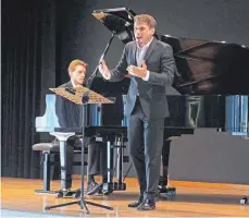  ?? FOTO: HELMUT VOITH ?? Intensiv interpreti­eren Tenor Philipp Nicklaus und Nikolaus Henseler am Klavier Schuberts Liederzykl­us „Die schöne Müllerin“.