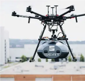  ??  ?? Por primera vez en España, dos compañías lanzan un servicio para el suministro de componente­s con dron. El aparato conecta los centros de Sesé y SEAT en solo 15 minutos.