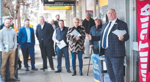  ?? Picture: ALISON WYND ?? Collier Internatio­nal's Andrew Lewis auctions the Commonweal­th Bank's former East Geelong branch.