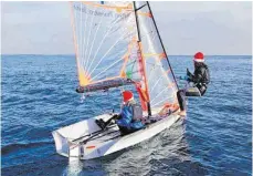  ?? FOTO: WYC ?? Sarah Springer und Paula Becker auf dem 29er. Die ersten Wintertrai­nings in Barcelona (hier im Dezember) konnten noch stattfinde­n. Ihr Boot mussten die WYC-Seglerinne­n dann aber in Spanien stehen lassen.