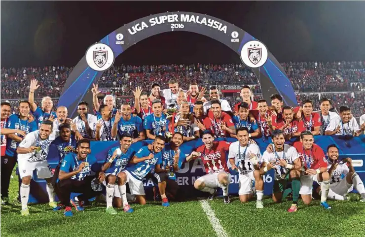  ?? [ FOTO HAIRUL ANUAR ABD RAHIM / BH ] ?? Pemain JDT meraikan kejayaan menjuarai Liga Super buat kali ketiga berturut-turut sebaik selesai aksi menentang T-team di Stadium Tan Sri Hassan Yunos, malam tadi.