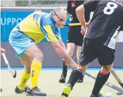  ?? Picture: BRENDAN RADKE ?? OUT OF REACH: Cairns' Steve O'Brien in the Over-50 Div 2 final at the Queensland Men's Masters Hockey titles..