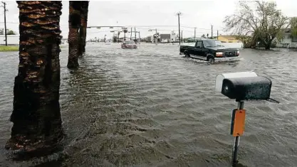  ?? Foto: Eric Gay/dpa ?? Land unter in Texas: Hurrican „Harvey“führt in vielen Orten zu Überflutun­gen wie hier in Port Aransas.
