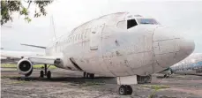  ?? FOTO: DPA ?? Die frühere Lufthansa-Maschine „Landshut“steht flugunfähi­g auf dem Flughafen im brasiliani­schen Fortaleza.