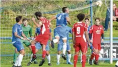  ?? Foto: Mayer ?? Er hängt sich für seine Mannschaft rein: Martin Wenni (Mitte) köpft nicht nur jeden Ball aus dem eigenen Sechzehner, er ist auch Aushilfsco­ach beim SCI.