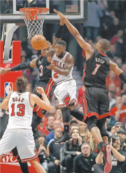  ??  ?? Nate Robinson le pasa el balón a Joakim Noah