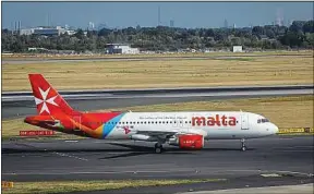  ??  ?? Malta Air veut diminuer la rémunérati­on de ses salariés pendant cinq ans.