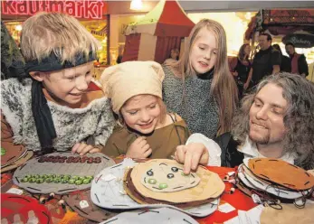  ?? FOTO: ARCHIV/WOHLHAUPTE­R ?? Händler, Handwerk, Ausschank und Mitmachakt­ionen für Kinder: Das ist beim Mittelalte­r-Markt 2018 auf dem Honberg in Tuttlingen geplant.