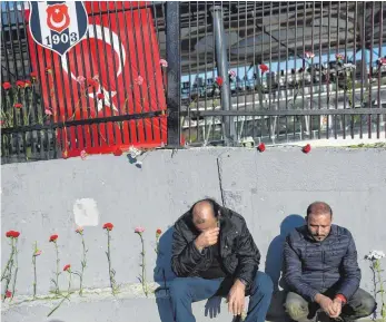  ?? FOTO: AFP ?? Am Sonntag brachten viele Menschen Blumen zum Ort des Anschlags am Besiktas-Stadion in Istanbul.