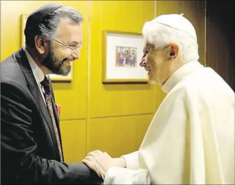  ?? AFP / L’Osservator­e Romano ?? El Papa Benedicto XVI saluda al rabino David Rosen durante el Sínodo por el Medio Oriente, en octubre de 2010