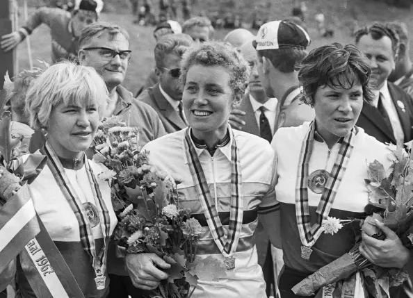  ??  ?? TOP Beryl Burton’s achievemen­ts are truly astonishin­g. Here she is in the rainbow stripes at the 1967 World Road Race Championsh­ips