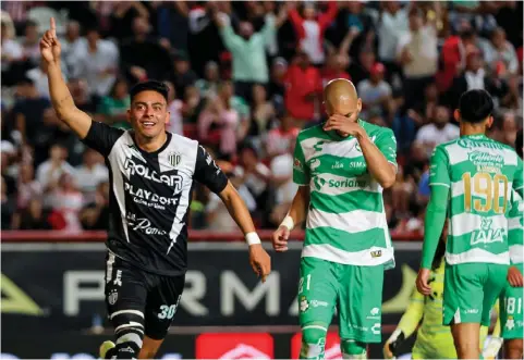  ?? ?? El cuadro lagunero peleó hasta el último momento en su visita al Estadio Victoria, sin embargo esto no fue suficiente y cayó por marcador de 2 a 0.