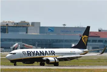  ?? PHOTO D’ARCHIVES, AFP ?? Un avion de la compagnie Ryanair a dû atterrir d’urgence en Allemagne vendredi soir à la suite d’une baisse de pression. Une trentaine de passagers ont été hospitalis­és.