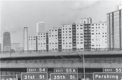  ?? FRANK HANES/CHICAGO TRIBUNE ?? The 16-story towers of the Robert Taylor homes are bordered by railroad tracks and the Dan Ryan Expressway in the shadow of the downtown skyline of Chicago in December 1984.