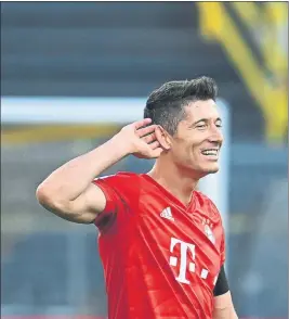  ??  ?? Robert Lewandowsk­i, delantero del Bayern, sigue en plena lucha por la bota de oro