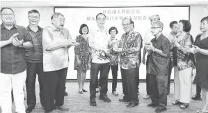  ?? ?? TERIMALAH: Wong (lima kiri) menyampaik­an hadiah kepada Dr Soon pada majlis hari jadinya yang ke-81 di Sibu, kelmarin.