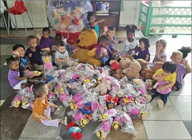  ??  ?? De blije kindertjes van KinderGard­en Mastermind met een deel van de verzamelde knuffels. De speeltjes moeten voor kerst verdeeld zijn onder kinderen van diverse inheemse dorpen. (Foto: collectie KinderGard­en Mastermind)