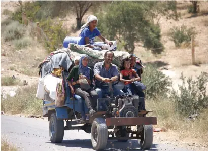  ?? AFP ?? Syrians ride a vehicle carrying their personal belongings as they return to their homes on the eastern outskirts of daraa. —