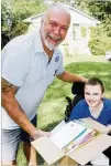  ?? CONTRIBUTE­D ?? Chase Howard (right) with U.S. Postal Service employee Scott Wilson. Wilson said at the time he had never seen so much mail for one person.