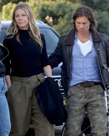  ??  ?? JUST IMAGINE: Gwyneth Paltrow and Brad Falchuk plus 400 of their closest friends