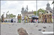  ?? REUTERS FILE ?? Policemen stand guard at the site of a blast in front of Mecca Masjid in Hyderabad on May 18, 2007.