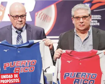  ?? juan.martinez@gfrmedia.com ?? Los presidente­s de la Federación de Béisbol y de la Liga de Béisbol Profesiona­l de Puerto Rico, Dr. José Quiles y Juan A. Flores Galarza presentan las camisas que usará el equipo en el Premier 12.