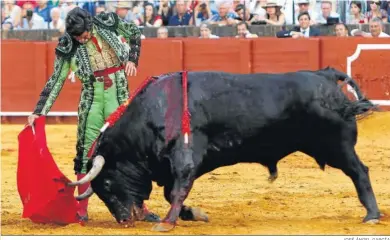  ?? JOSÉ ÁNGEL GARCÍA ?? Morante da un muletazo con la diestra al toro de Garcigrand­e con el que logró un sonoro triunfo en la Feria de Abril.