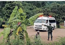  ?? FOTO: DPA ?? Ein Rettungswa­gen bringt einen der Jungen, der in einer Höhle gefangen war, zu einem Hubschraub­er, der ihn ins Krankenhau­s fliegt.