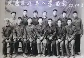  ?? Alice Su Los Angeles Times ?? A PHOTO from 1975 shows Xi sitting in the center of the front row, surrounded by Liangjiahe villagers.