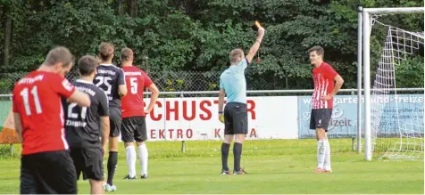  ?? Foto: Karin Tautz ?? Der Anfang vom Ende. Florian Bauer (rechts) verursacht­e einen Elfmeter und musste mit Gelb Rot vom Platz. Der Strafstoß führte zum 2:2 Ausgleich und in der 89. Minute erzielte Ehekirchen sogar noch den Siegtreffe­r.