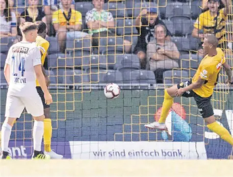  ?? KEYSTONE ?? Der dritte Akt des Berner Schaulaufe­ns: Guillaume Hoarau drückt den Ball aus kurzer Distanz zum 3:0 über die Linie.