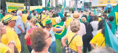  ?? Gustavo Carneiro ?? Manifestan­tes se concentrar­am na rotatória das avenidas Higienópol­is e JK neste domingo (17)