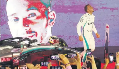  ?? Picture: Reuters ?? EDGING CLOSER. Mercedes’ Lewis Hamilton celebrates after winning the Singapore Formula One Grand Prix at the Marina Bay Street Circuit yesterday.