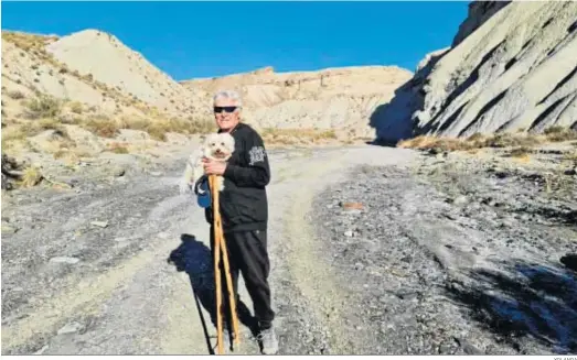  ?? YOLANDA ?? Darío Fernández durante una de sus caminatas por las ramblas de Tabernas junto a su perro Paco.