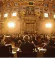  ??  ?? Fragerunde vor prächtiger Kulisse: Joe Kaeser im Goldenen Saal in Augsburg.