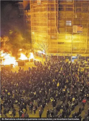  ??  ?? En Barcelona volvieron a quemarse contenedor­es y se levantaron barricadas.