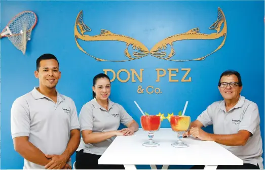  ??  ?? Marlon Jiménez, Evelyn Zamora junto a Carlos Blanco Pandolfo, propietari­o del restaurant­e. Esteban Monge/La República