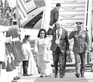  ??  ?? NAJIB dan Rosmah tiba di Lapangan Terbang Antarabang­sa Clark bagi menghadiri Sidang Kemuncak Asean ke-31 dan Sidang Kemuncak berkaitan yang bermula Ahad. - Gambar BERNAMA