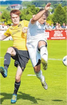  ?? FOTO: ROLF SCHULTES ?? Erst im Relegation­sfinale in Bergatreut­e verpasste der SV Amtzell (rechts Dominik Brecht) durch die Niederlage gegen die SG Aulendorf (Fabian Madlener) den Sprung in die Bezirkslig­a.