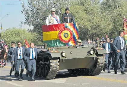  ?? EFE ?? Desfile. Evo Morales, ayer en Cochabamba, en el Día de las Fuerzas Armadas, sin medalla ni banda.